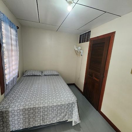 Fenix Hotel & Hostel Utila Eksteriør bilde