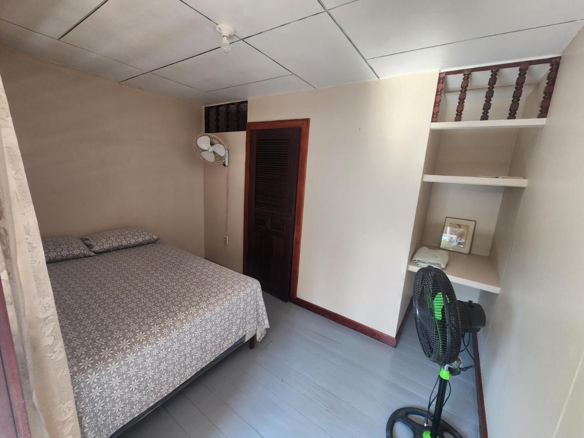 Fenix Hotel & Hostel Utila Eksteriør bilde