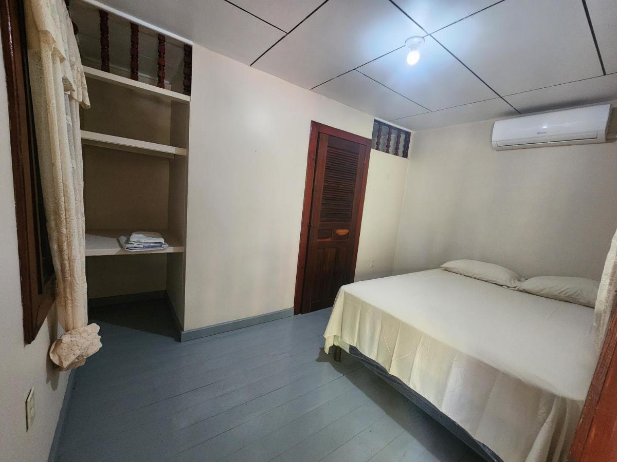 Fenix Hotel & Hostel Utila Eksteriør bilde