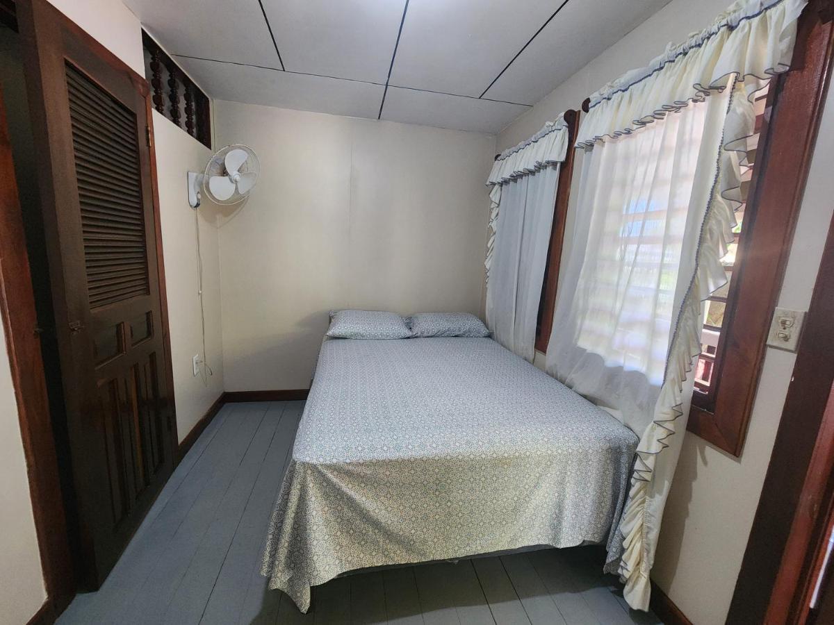 Fenix Hotel & Hostel Utila Eksteriør bilde