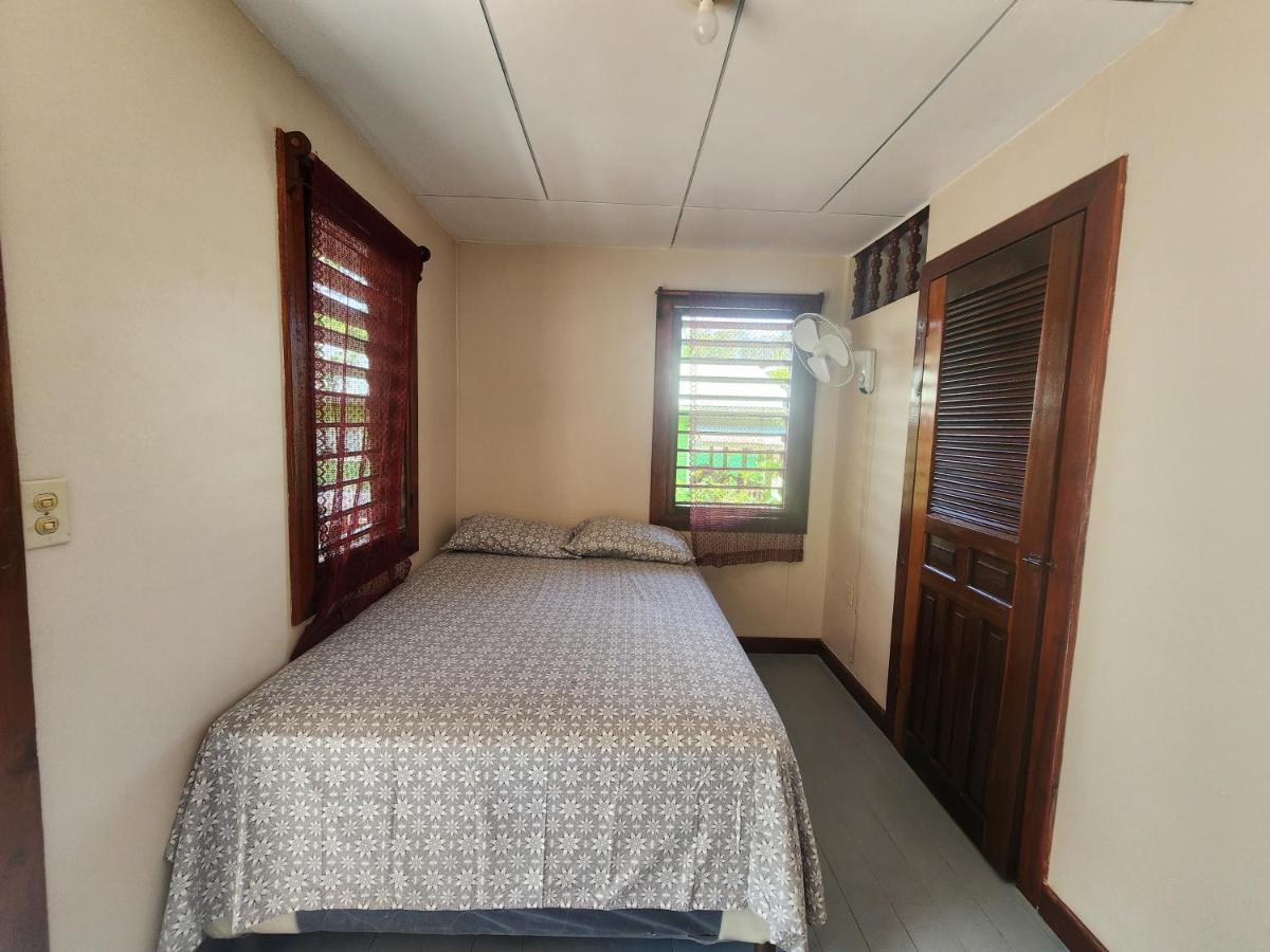 Fenix Hotel & Hostel Utila Eksteriør bilde