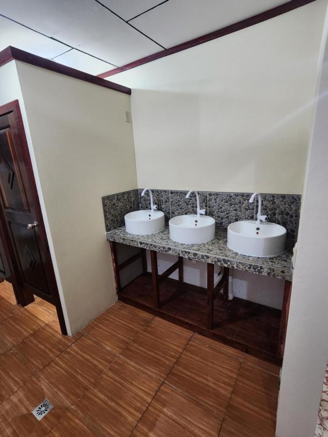 Fenix Hotel & Hostel Utila Eksteriør bilde