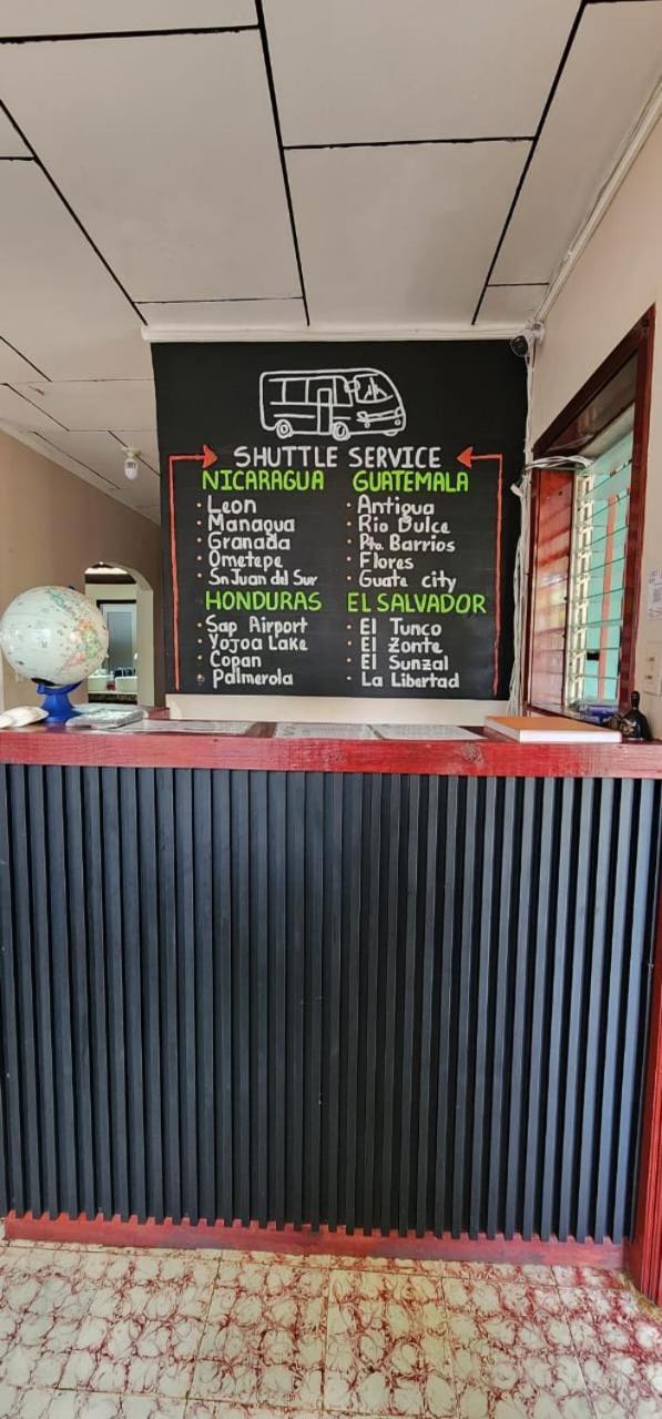 Fenix Hotel & Hostel Utila Eksteriør bilde