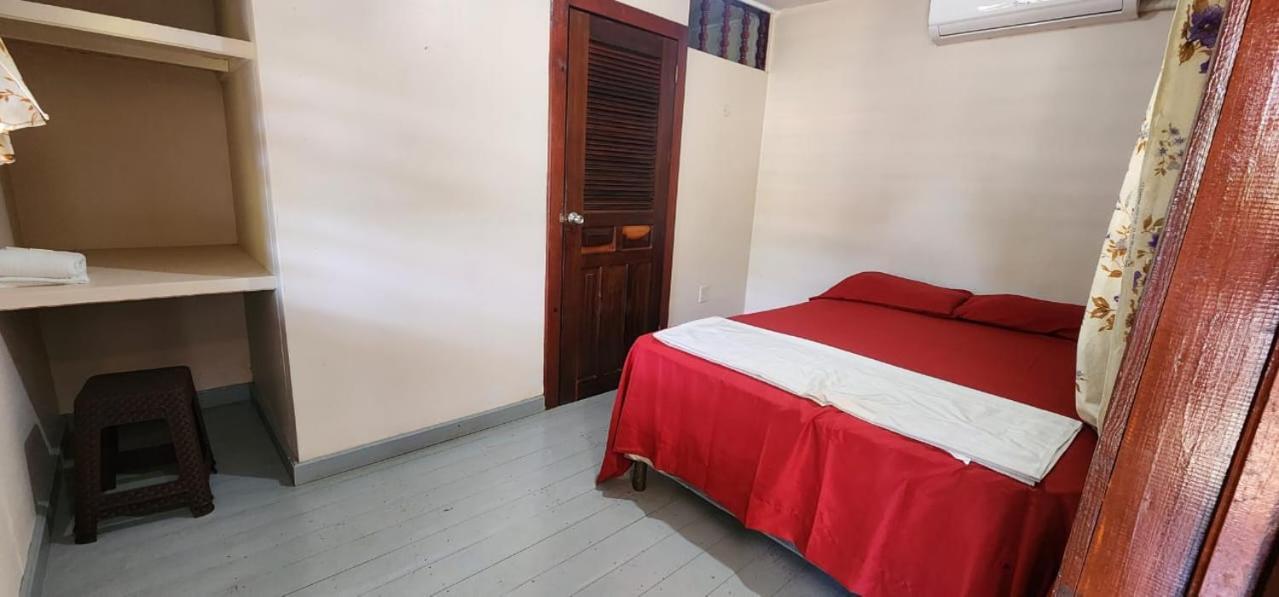 Fenix Hotel & Hostel Utila Eksteriør bilde